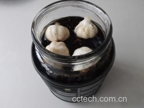 玻璃罐中浸泡着乳白色蒜瓣的醋泡蒜