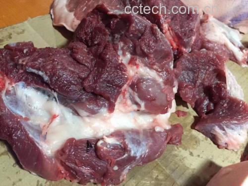 消费者在市场挑选新鲜猪肉