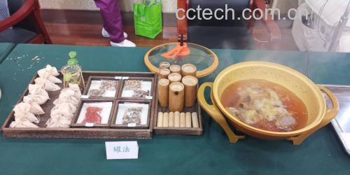 拔火罐后女性坐在床上喝水休息