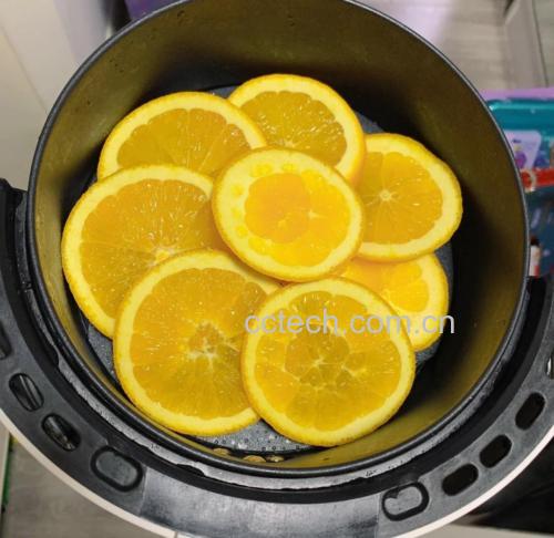 橙子切片放入空气炸锅烘烤