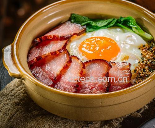 平菇炒腊肉搭配米饭食用场景图