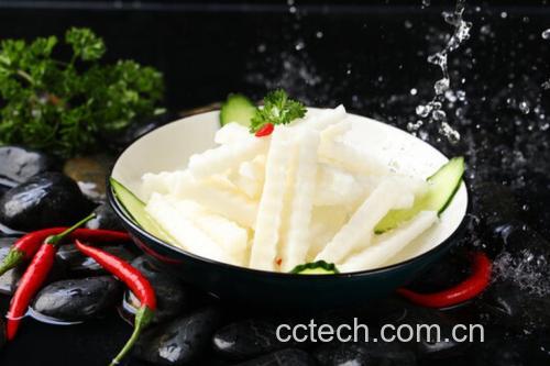 厨房操作台上的青萝卜切片过程