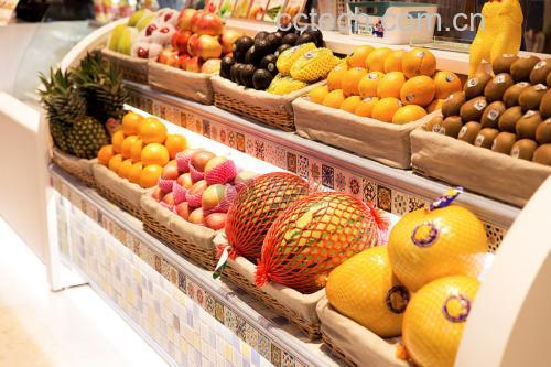 医生在诊室向患者展示常见水果过敏原信息图表