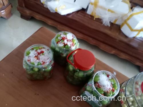 玻璃瓶中浸泡的李子醋饮品
