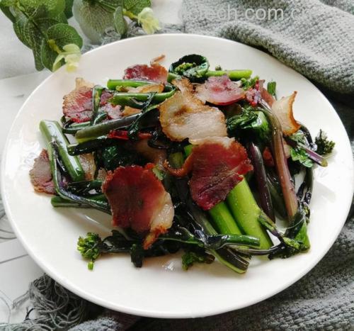 蒜薹炒腊肠搭配米饭食用