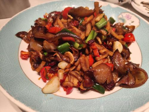 平菇金针菇在炒锅中翻炒的过程