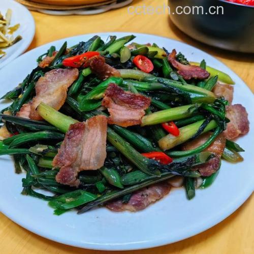 平菇与五花肉蒜苗组合装盘效果