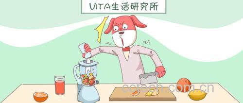 一只金毛犬坐在厨房地板上，主人正在切一小块白色带紫芽的嫩姜，桌上放着狗碗和蔬菜食材