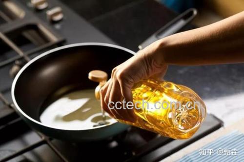 家庭厨房使用大豆油烹饪场景