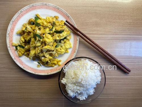 家庭餐桌上的糯玉米