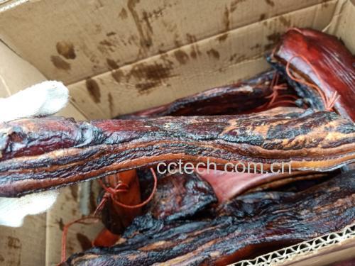 市售熏制腊肉产品标签特写与木材样本对照
