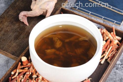 三人饮用药膳汤场景图