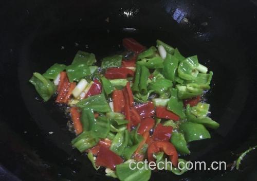香干炒红椒正在锅中翻炒的过程