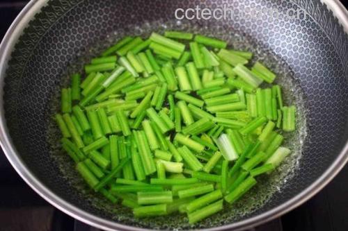 芹菜焯水过程