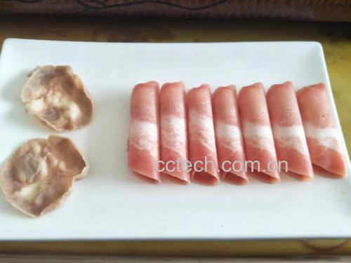 焯水后的鸭肉与切好的萝卜