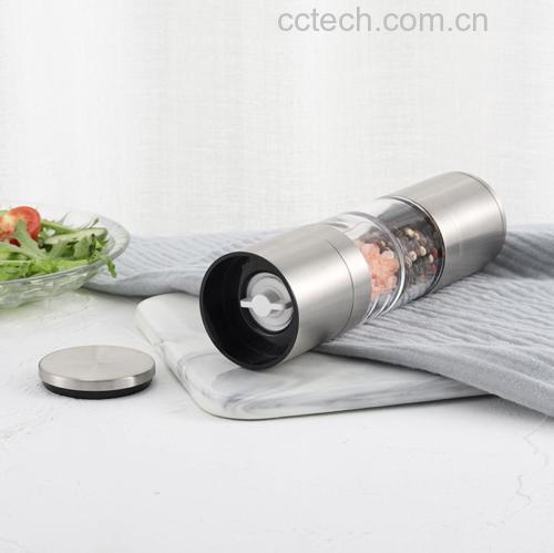 厨房场景中的胡椒研磨器使用