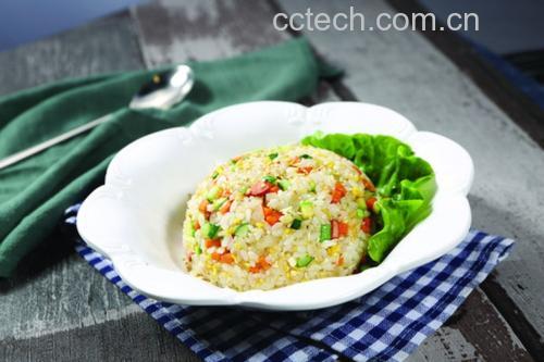 家庭健康餐桌上的一盘彩色玉米虾仁炒饭