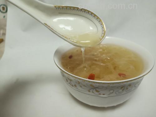 银耳炖煮前后对比图