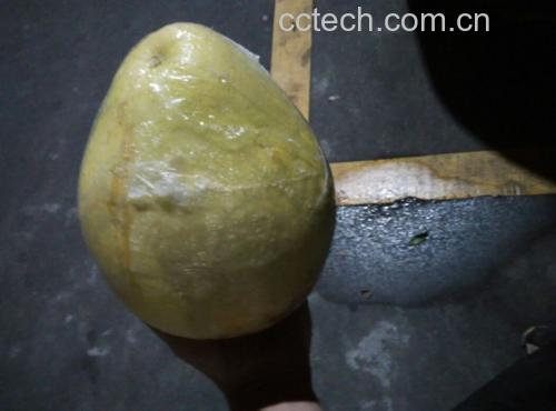 单个柚子用保鲜膜包裹局部特写