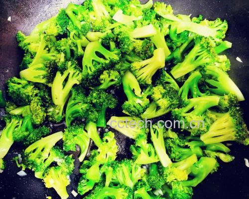 炒制冷冻西兰花的烹饪过程