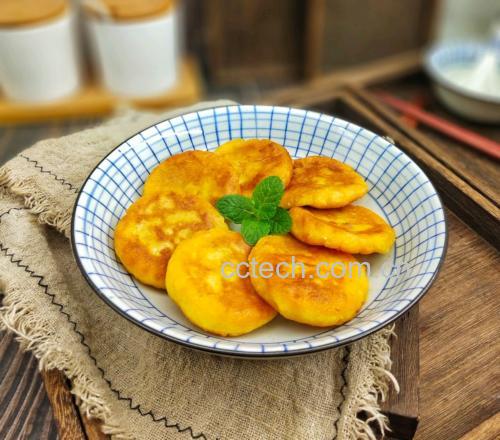 刚出锅的西葫芦胡萝卜煎饼摆放在蓝色盘子中