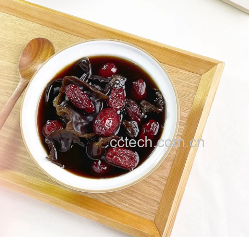 成品盛装在白色瓷碗中的木耳红枣生姜红糖水