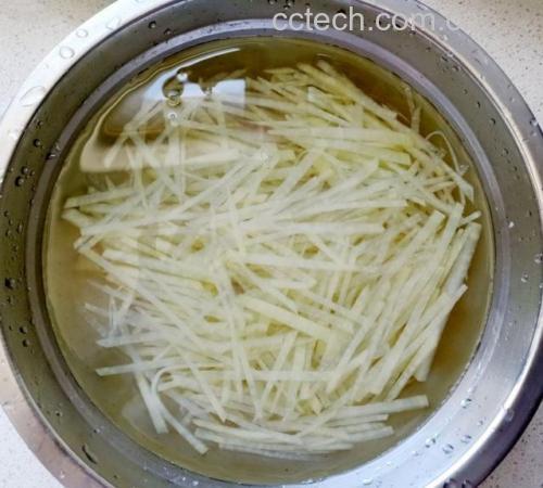 土豆丝浸泡去淀粉过程