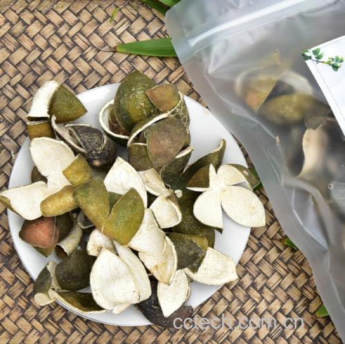 密封玻璃罐中存放的蜜橘棕色干皮碎片