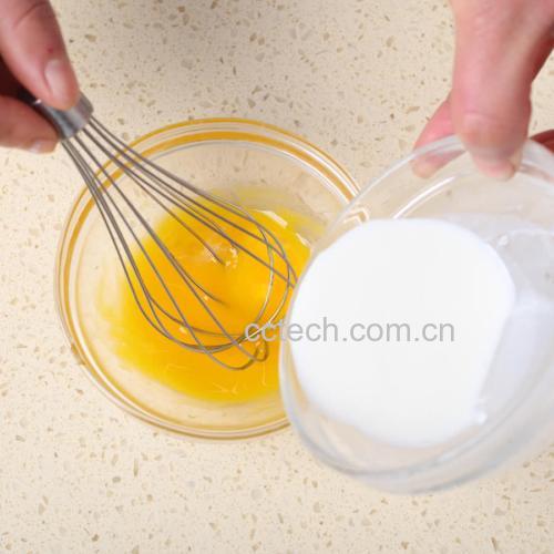 鸡蛋打散与牛奶加热过程