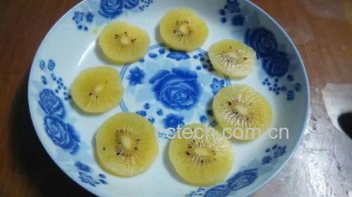 脆甜黄油桃制作的水果拼盘