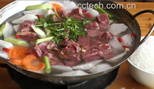 厨房中正在炖煮的大锅羊肉汤