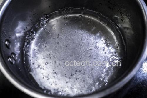 小陶锅中文火慢煮金桔与葱根混合液,冒出微微蒸汽