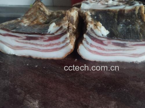 红菜薹和腊肉的特写图