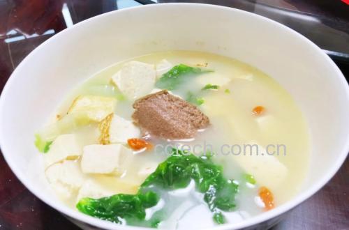 山芹菜叶豆腐汤盛入瓷碗