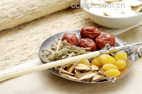 中医师正在用戥子称量长枣与圆枣用于配药