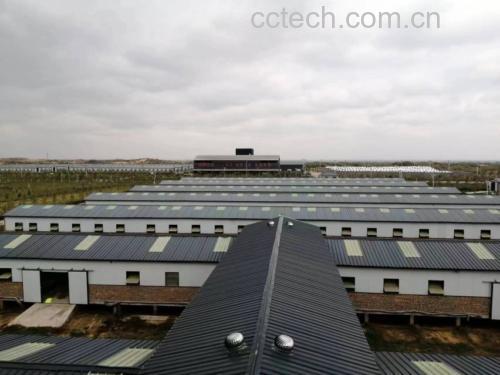 内蒙古草原牧区与现代化冷链仓库联动的画面构图