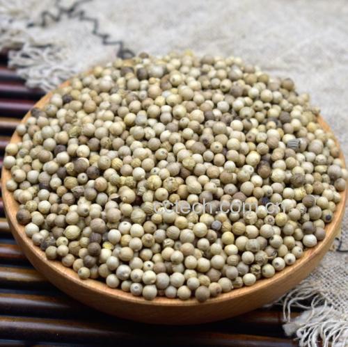 白胡椒粒与研磨器特写