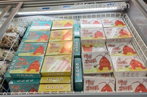 超市冷柜中的冷冻小龙虾产品