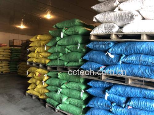 山栗子与湿润细沙分层储存在木质箱中,顶部覆盖麻布,置于阴凉石屋角落