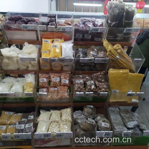 超市货架上的豆制品陈列