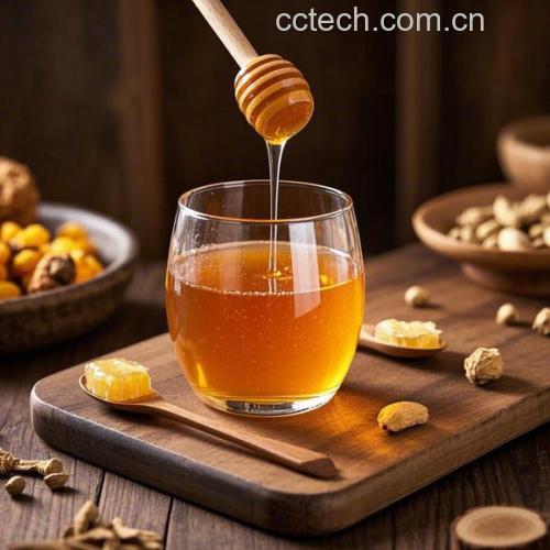 家庭日常饮用蜂蜜水的情景图