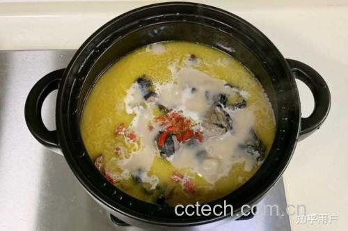 红枣乌鸡汤炖煮中状态