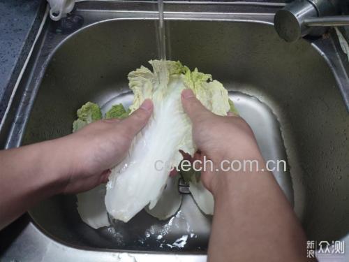 白菜清洗与切分过程