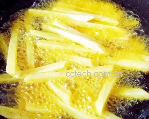 专业厨房中双次油炸薯条过程