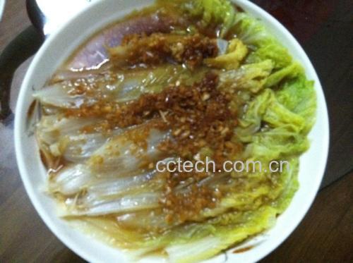 家庭厨房中制作艾白菜菜肴场景