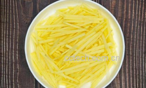 土豆切丝与酸豆角切段对比图
