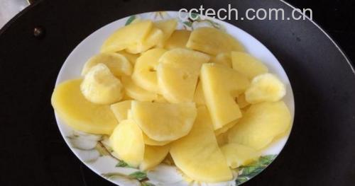 土豆蒸熟后压成泥的过程