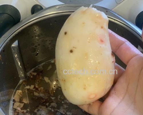 家庭厨房中削皮处理土豆的过程