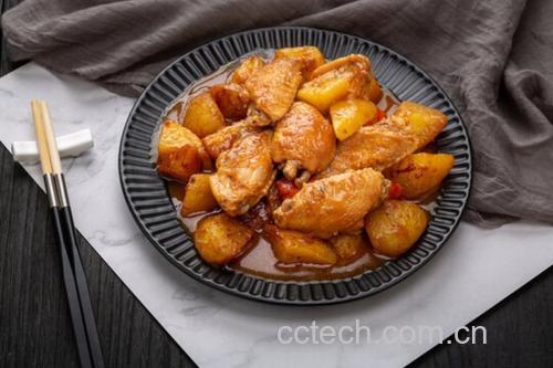 红烧鸡翅与土豆混合炖煮的特写镜头