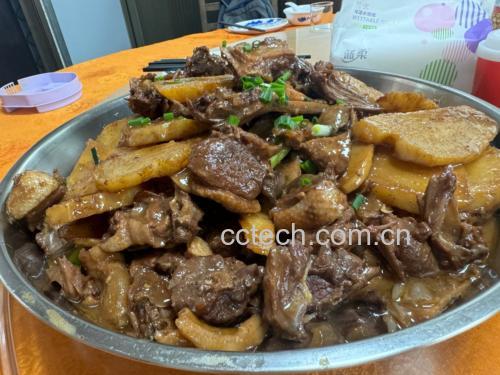 成品红烧鸡翅炖土豆装盘效果图